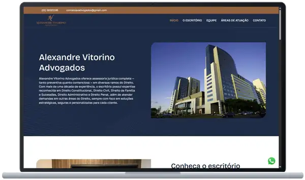 Site do escritório Alexandre Vitorino Advogados aberto em um notebook