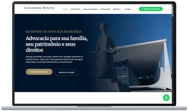 Site do escritório Guilherme Bonfim Advocacia aberto em um notebook
