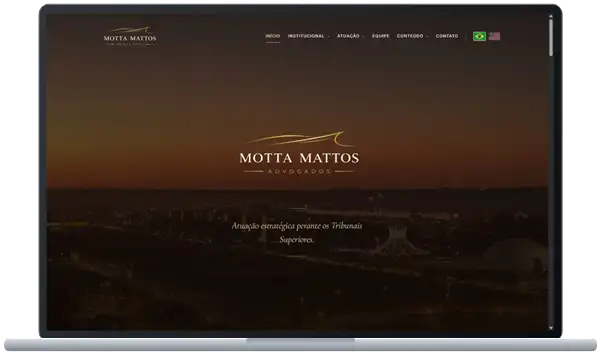 Site do escritório Motta Mattos Advogados aberto em um notebook