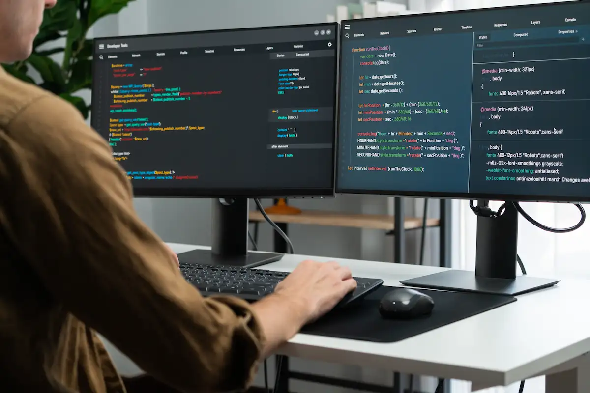 Empresa de software analisando os requisitos de um sistema de gestão